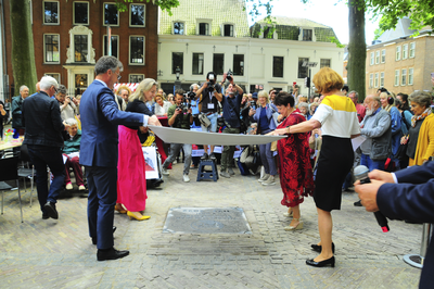 903274 Afbeelding van de onthulling van de gedenksteen 900 jaar stadsrechten op het plein aan de Hamburgerstraat te ...